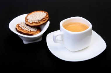 Klasik espresso ile ev yapımı kek siyah arka plan üzerine beyaz Kupası'nda. Seçici odak.