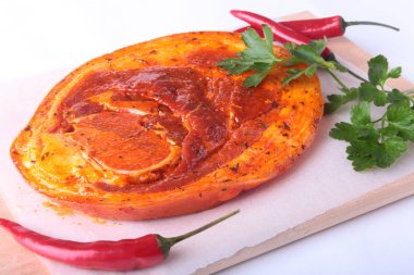 Baharatlar, maydanoz yaprakları ile biber beyaz arka plan üzerinde izole barbekü ızgara için hazır çiğ domuz jambon.