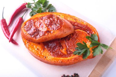 Baharatlar, maydanoz yaprakları ile biber beyaz arka plan üzerinde izole barbekü ızgara için hazır çiğ domuz jambon.