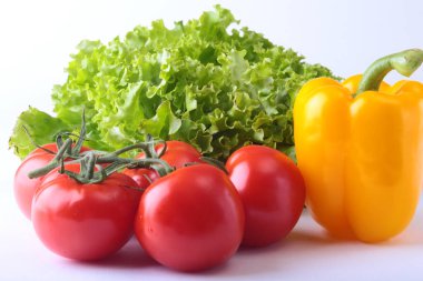 Taze çeşitli sebze çan biber, domates, sarımsak yaprak marul ile. Beyaz arka plan üzerinde izole. Seçici odak.