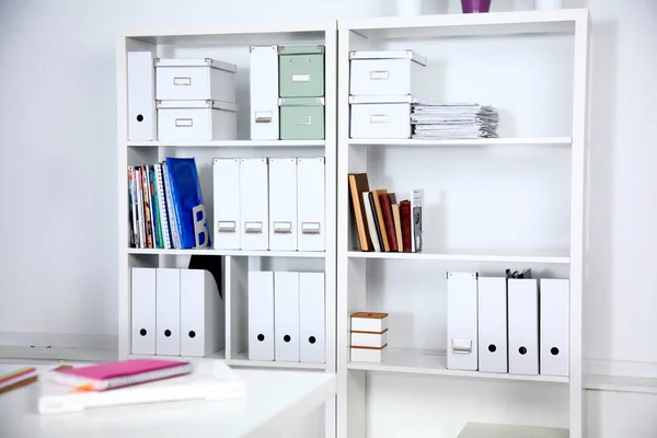 Masalar, sandalyeler ve kütüphaneler ile modern ofis iç
