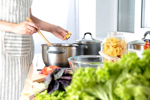 Kesme tahtası, bir cam tabak salata taze sebze. Pişirme kavramı