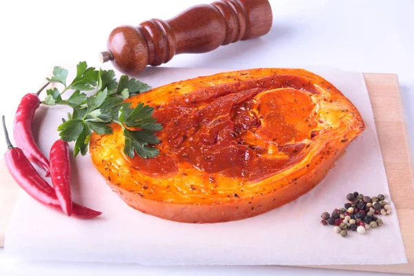 Çiğ domuz jambon ile baharatlar maydanoz yaprakları, biber ve baharat değirmeni beyaz arka plan üzerinde izole barbekü ızgara için hazır.