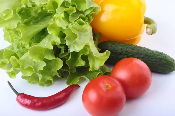 Çeşitli sebze, taze biber, domates, biber biber, salatalık ve beyaz arka plan üzerinde izole marul. Seçici odak. — Stok fotoğraf
