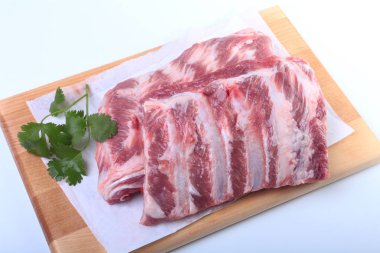 Otlar ve baharatlar ahşap tahta üzerinde çiğ Domuz kaburga. Hazır yemek pişirmek için.