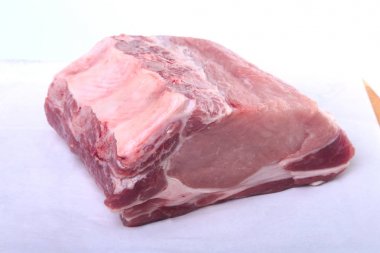 Çiğ Domuz pirzola otlar ile ve kesme tahtası üzerinde baharat. Hazır yemek pişirmek için.