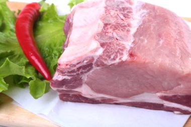 Çiğ Domuz pirzola otlar ile ve kesme tahtası üzerinde baharat. Hazır yemek pişirmek için.