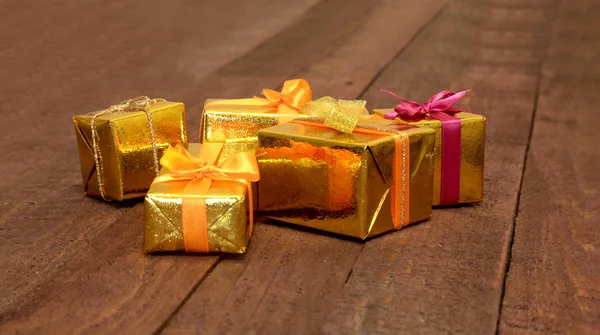 Рождественские украшения с подарочными коробками, свечами, елкой и шарами на деревянном фоне — стоковое фото