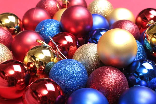 Decoraciones navideñas con bolas de colores sobre fondo de madera — Foto de Stock
