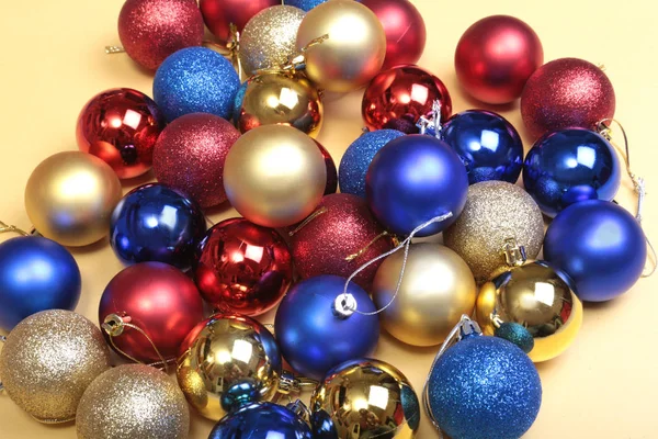 Décorations de Noël avec des boules colorées sur fond en bois — Photo