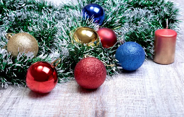 Decoraciones navideñas con bolas de colores sobre fondo de madera —  Fotos de Stock