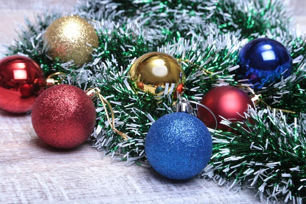 Decoraciones navideñas con bolas de colores sobre fondo de madera — Foto de Stock