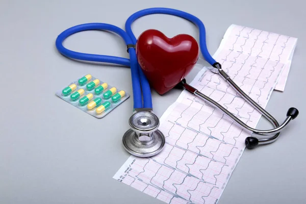 RX reçeteli, kırmızı kalp ve beyaz arka plan üzerinde izole bir stetoskop