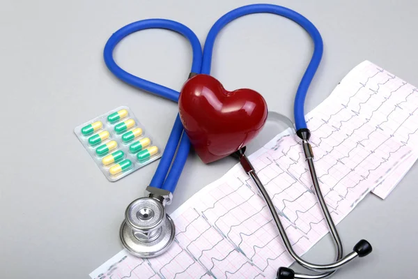 RX reçeteli, kırmızı kalp ve beyaz arka plan üzerinde izole bir stetoskop