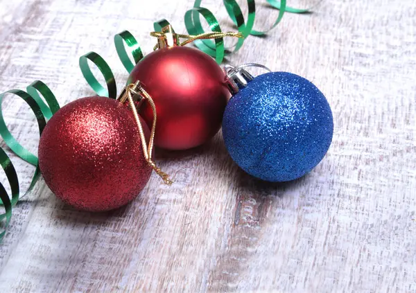 Decoraciones navideñas con árbol y bolas de colores sobre fondo de madera — Foto de Stock