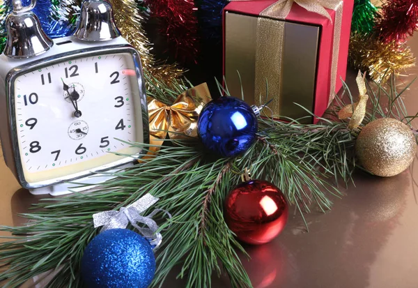 Colored balls , clock and gift boxes on christmas background. — Stock Photo, Image