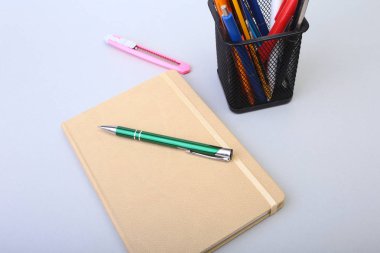 defter ve kalem beyaz masada. Seçici odak