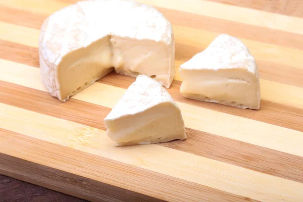 Kaas met witte schimmel. Camembert of brie type houten tafel. Gezond ontbijt. — Stockfoto