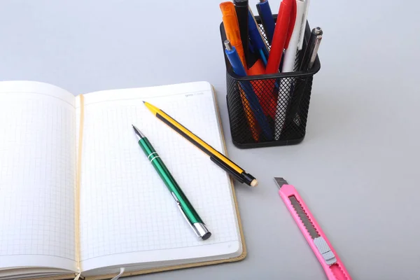 Открыть блокнот и ручку на белом столе . — стоковое фото