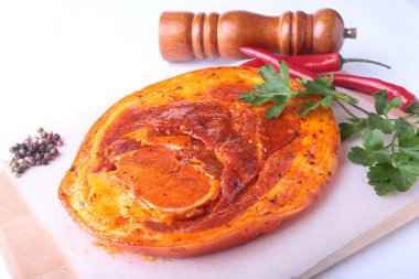 Çiğ domuz jambon ile baharatlar maydanoz yaprakları, biber ve baharat değirmeni beyaz arka plan üzerinde izole barbekü ızgara için hazır.