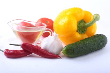 Çeşitli sebze, taze biber, domates, biber biber, salatalık, zeytinyağı, sarımsak ve beyaz arka plan üzerinde izole marul. Seçici odak.