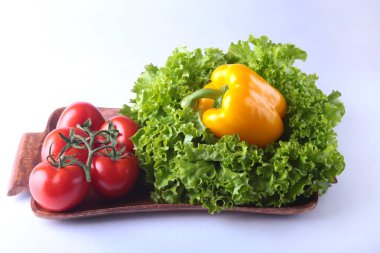 Taze çeşitli sebze çan biber, domates, sarımsak yaprak marul ile. Beyaz arka plan üzerinde izole. Seçici odak.