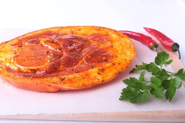 Baharatlar, maydanoz yaprakları ile biber beyaz arka plan üzerinde izole barbekü ızgara için hazır çiğ domuz jambon.