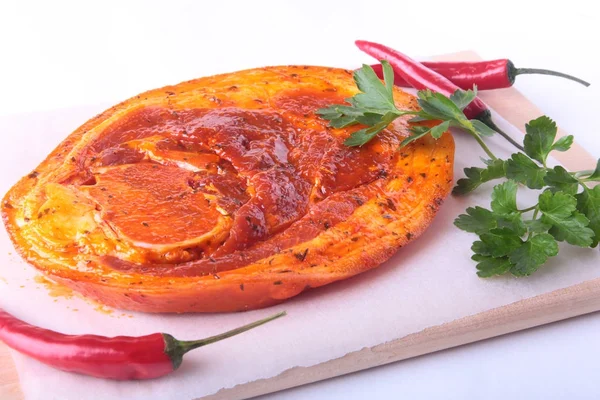 Baharatlar, maydanoz yaprakları ile biber beyaz arka plan üzerinde izole barbekü ızgara için hazır çiğ domuz jambon.