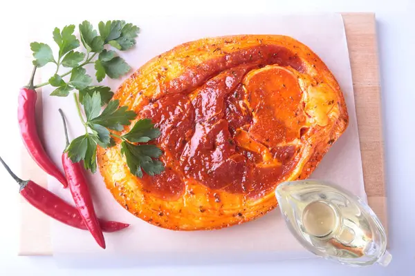 Baharatlar, maydanoz yaprakları ile biber beyaz arka plan üzerinde izole barbekü ızgara için hazır çiğ domuz jambon.