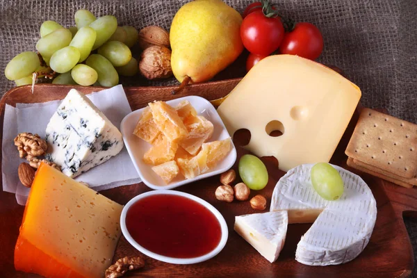 Meyve, üzüm ve fındık bir ahşap servis tepsi ile peynir çeşitleri.