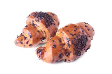 Beyaz arka plan üzerinde seçici odak izole gevrek taze kruvasan.