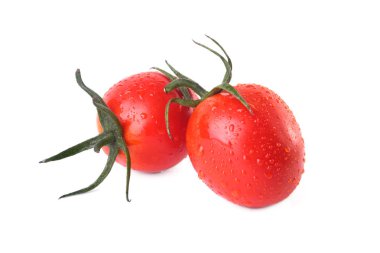 Beyaz arka plan üzerinde izole yeşil yaprakları ile çeşitli taze domates