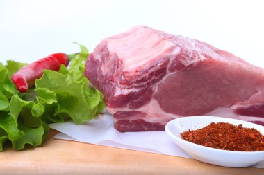 Çiğ Domuz pirzola otlar ile ve kesme tahtası üzerinde baharat. Hazır yemek pişirmek için.