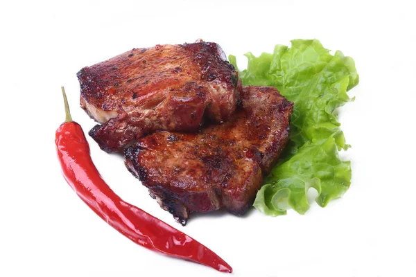 Steak daging panggang dan cabai dengan tomat, daun selada di piring putih . — Stok Foto