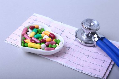 Stetoskop, Rx reçeteli ve renkli ürün yelpazesine hap ve kapsül plaka üzerinde.