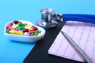 Stetoskop, Rx reçeteli ve renkli ürün yelpazesine hap ve kapsül plaka üzerinde.