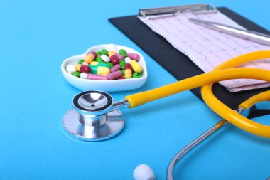 Stetoskop, Rx reçeteli ve renkli ürün yelpazesine hap ve kapsül plaka üzerinde.