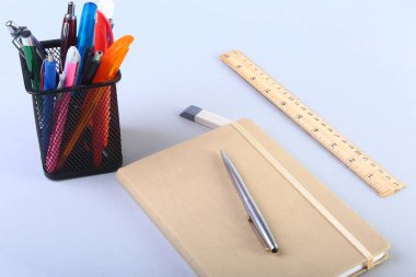 Renkli notebook ve beyaz masa ofis malzemeleri.