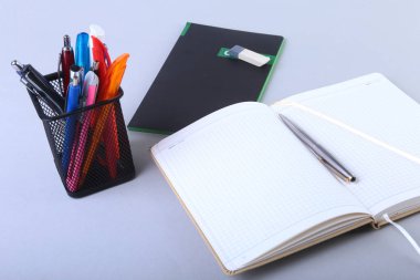 Renkli notebook ve beyaz masa ofis malzemeleri.