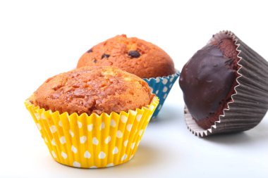 Beyaz arka plan üzerinde izole çikolata ile lezzetli ev yapımı kek. Muffins.