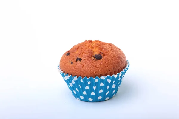 Delicioso cupcake caseiro com chocolate isolado no fundo branco. Muffins . — Fotografia de Stock
