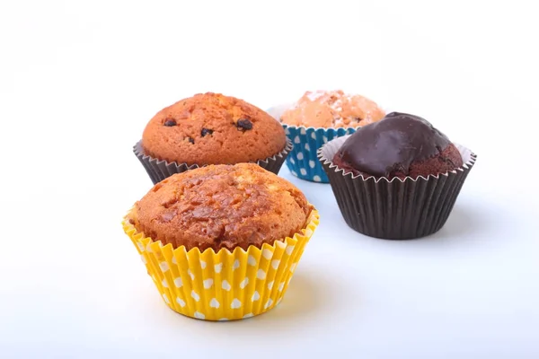 Delizioso cupcake fatto in casa con cioccolato isolato su sfondo bianco. Muffin . — Foto Stock