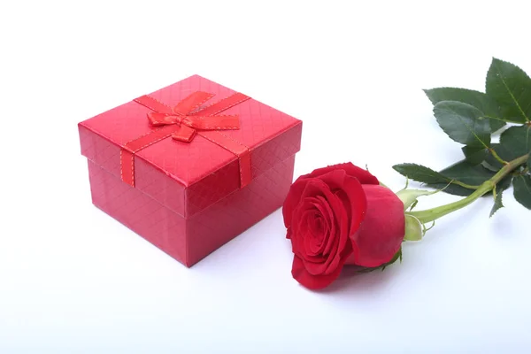 Geschenkschachteln mit Schleife und Rose auf weißem Hintergrund. Dekoration. — Stockfoto