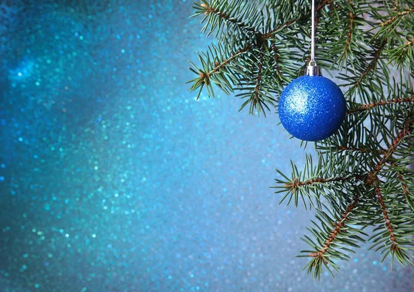 Kerstboom achtergrond en Kerstdecoratie met gekleurde bal, wazig, mousserend, gloeien. Happy New Year en Xmas thema. — Stockfoto