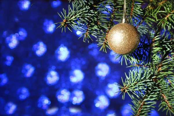 Versierd met kleurrijke ballen kerstboom op de achtergrond van een wazig, sprankelende en fantastische. — Stockfoto