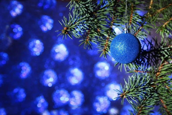 Versierd met kleurrijke ballen kerstboom op de achtergrond van een wazig, sprankelende en fantastische. — Stockfoto