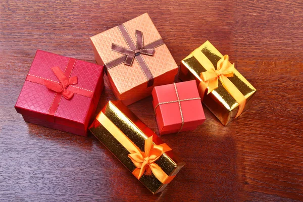 Décoration de Noël avec des boîtes cadeaux sur un bureau en bois — Photo