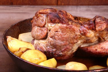 Patates bir taş arka plan ile sulu domuz boyun eti ızgara.