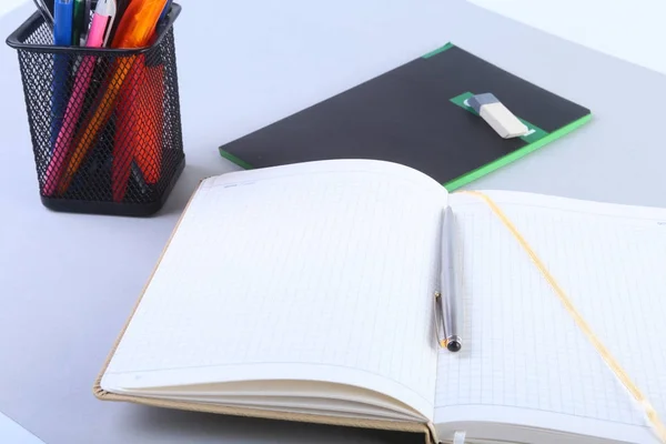 Színes notebook és irodaszerek, a fehér asztal. — Stock Fotó