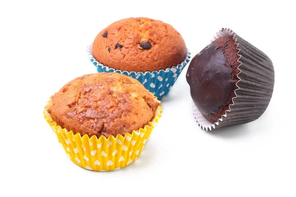 Delicioso cupcake casero con chocolate aislado sobre fondo blanco. Muffins . — Foto de Stock